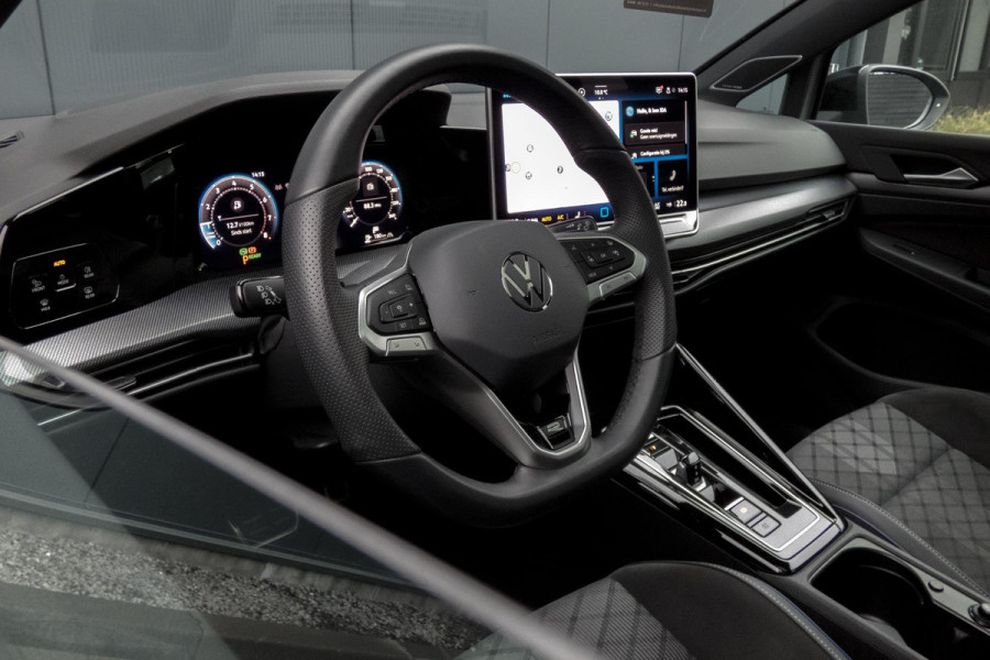 Volkswagen Golf 1.5 eTSI R-Line Edition | PANORAMADAK | IQ LIGHT | ACC | HEAD UP | HARMAN & KARDON