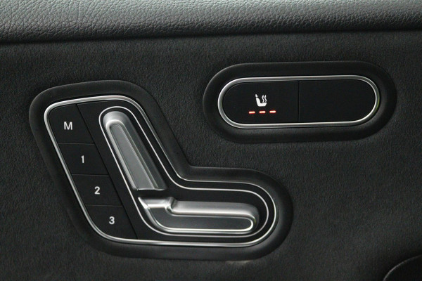 Mercedes-Benz A-Klasse 200 Launch Edition Premium Plus (PANORAMADAK, STOELVERWARMING, SFEERVERLICHTING, ACHTERUITRIJCAMERA)