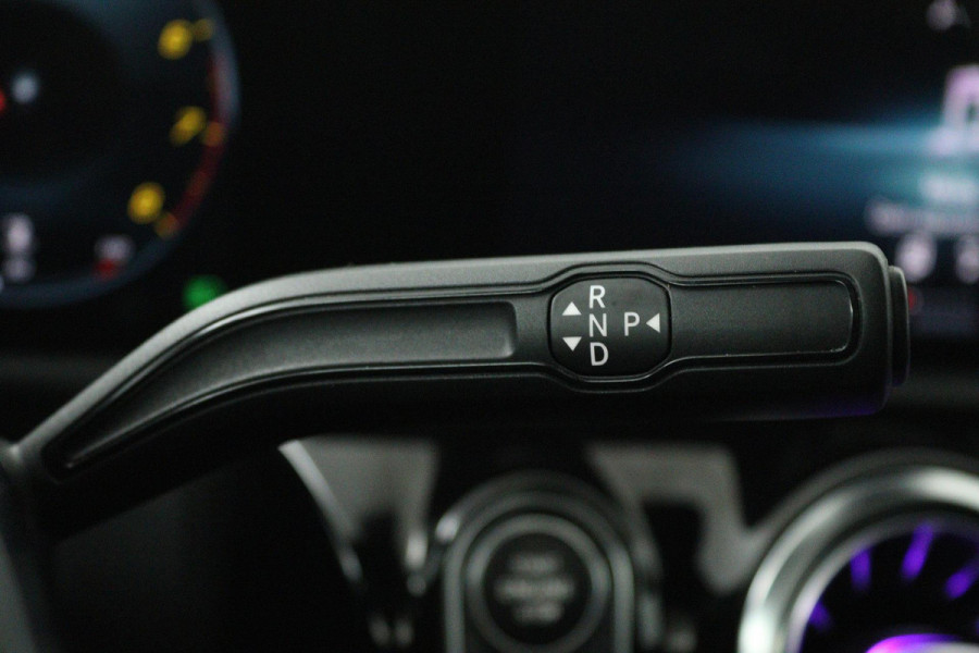 Mercedes-Benz A-Klasse 200 Launch Edition Premium Plus (PANORAMADAK, STOELVERWARMING, SFEERVERLICHTING, ACHTERUITRIJCAMERA)