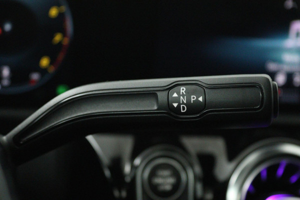 Mercedes-Benz A-Klasse 200 Launch Edition Premium Plus (PANORAMADAK, STOELVERWARMING, SFEERVERLICHTING, ACHTERUITRIJCAMERA)