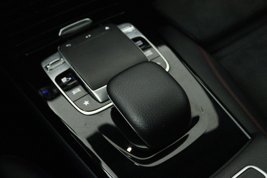 Mercedes-Benz A-Klasse 200 Launch Edition Premium Plus (PANORAMADAK, STOELVERWARMING, SFEERVERLICHTING, ACHTERUITRIJCAMERA)