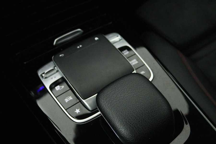 Mercedes-Benz A-Klasse 200 Launch Edition Premium Plus (PANORAMADAK, STOELVERWARMING, SFEERVERLICHTING, ACHTERUITRIJCAMERA)