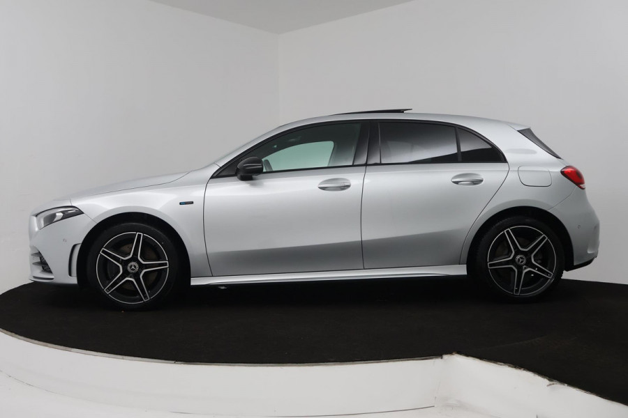 Mercedes-Benz A-Klasse 250 e Business Solution AMG Limited (PANORAMADAK, TREKHAAK, SFEERVERLICHTING, STOELVERWARMING, CAMERA)