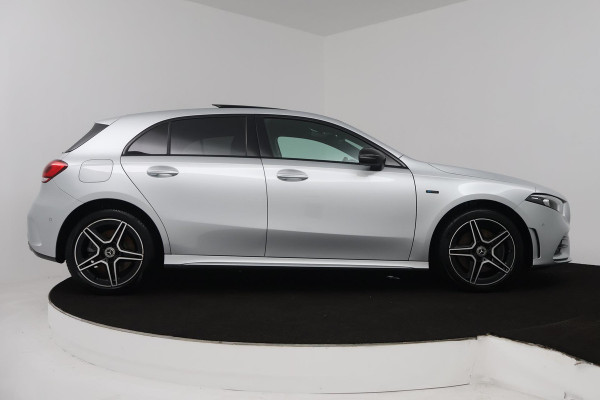 Mercedes-Benz A-Klasse 250 e Business Solution AMG Limited (PANORAMADAK, TREKHAAK, SFEERVERLICHTING, STOELVERWARMING, CAMERA)