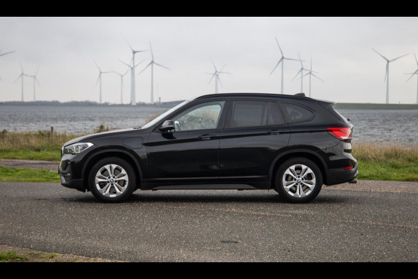 BMW X1 xDrive25e Executive CAMERA / CARPLAY / AUTOMAAT / LEDER / LED / CRUISE CONTROLE / STOELVERWARMING
