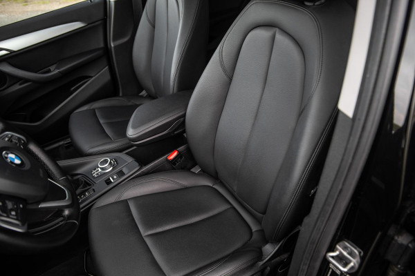 BMW X1 xDrive25e Executive CAMERA / CARPLAY / AUTOMAAT / LEDER / LED / CRUISE CONTROLE / STOELVERWARMING
