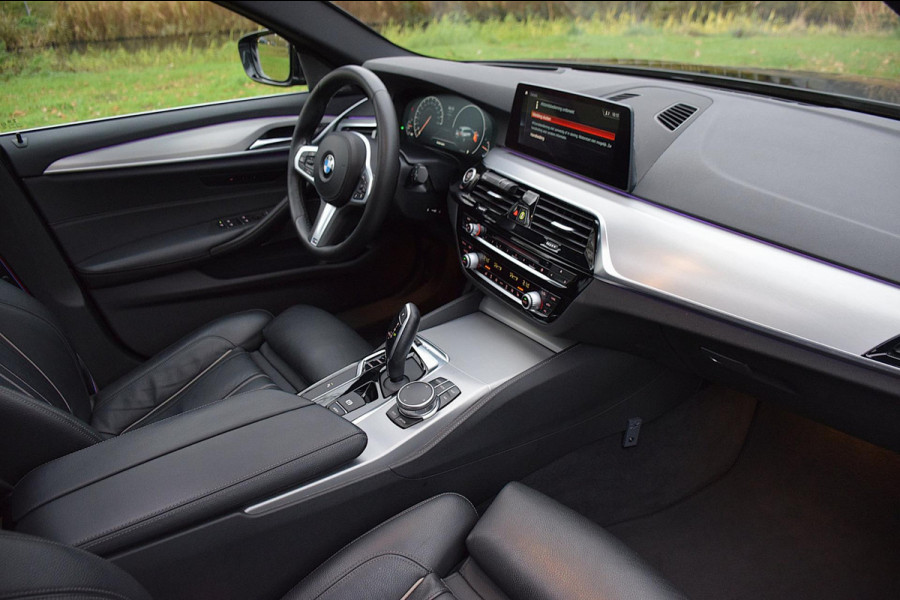 BMW 5 Serie Touring 520i*M-Pakket*Pano*Head-up*H&K*20"Inch*1e eig*Nl Auto*