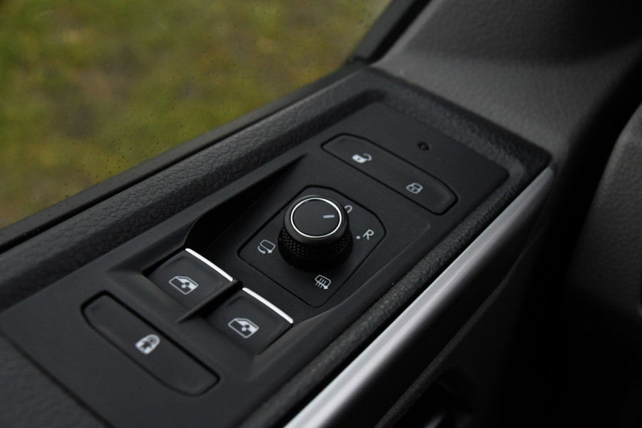 Volkswagen Transporter 2.0 TDI L1H1 Bulli Black Edition Virtual, Adaptieve Cruise, Carplay, LED, Stoelverwarming, 199pk, Automaat, Uniek!