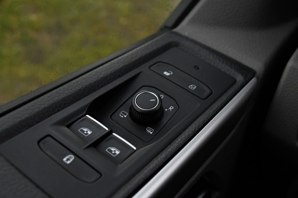 Volkswagen Transporter 2.0 TDI L1H1 Bulli Black Edition Virtual, Adaptieve Cruise, Carplay, LED, Stoelverwarming, 199pk, Automaat, Uniek!