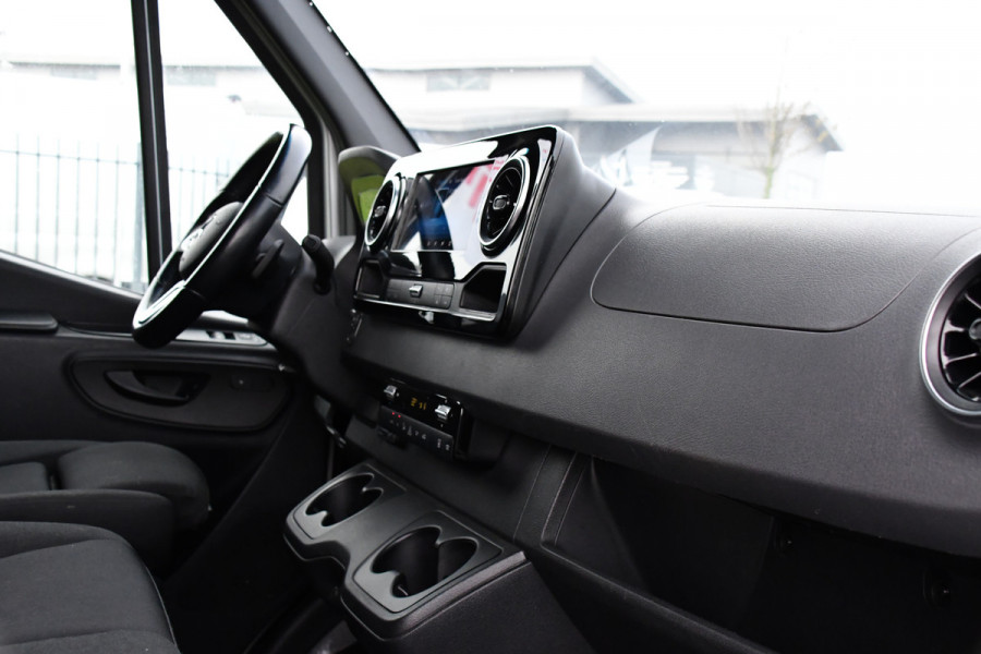 Mercedes-Benz Sprinter 319 V6 3.0 CDI L2H2 AMG Edition Adaptieve Cruise, 360 Camera, Carplay, 10,5'' Mbux, LED, Automaat, Standkachel, Stoelverwarming, Trekhaak, Uniek!