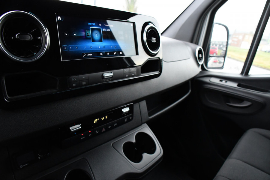 Mercedes-Benz Sprinter 319 V6 3.0 CDI L2H2 AMG Edition Adaptieve Cruise, 360 Camera, Carplay, 10,5'' Mbux, LED, Automaat, Standkachel, Stoelverwarming, Trekhaak, Uniek!