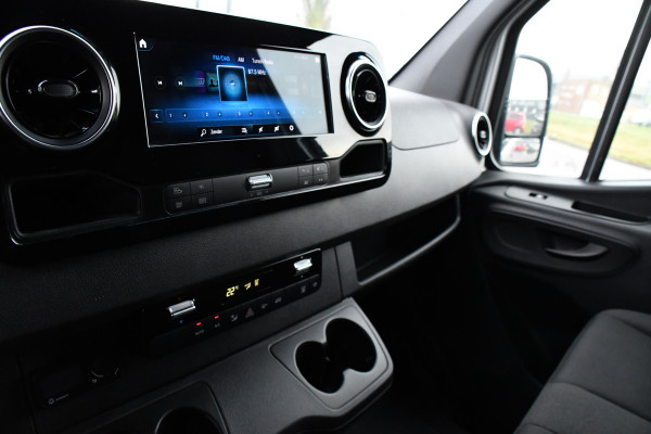 Mercedes-Benz Sprinter 319 V6 3.0 CDI L2H2 AMG Edition Adaptieve Cruise, 360 Camera, Carplay, 10,5'' Mbux, LED, Automaat, Standkachel, Stoelverwarming, Trekhaak, Uniek!