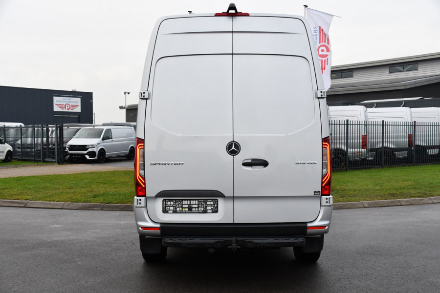Mercedes-Benz Sprinter 319 V6 3.0 CDI L2H2 AMG Edition Adaptieve Cruise, 360 Camera, Carplay, 10,5'' Mbux, LED, Automaat, Standkachel, Stoelverwarming, Trekhaak, Uniek!