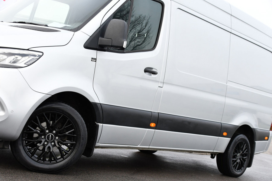Mercedes-Benz Sprinter 319 V6 3.0 CDI L2H2 AMG Edition Adaptieve Cruise, 360 Camera, Carplay, 10,5'' Mbux, LED, Automaat, Standkachel, Stoelverwarming, Trekhaak, Uniek!