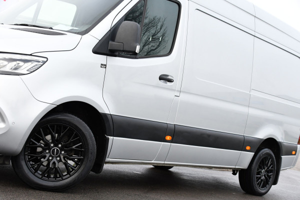 Mercedes-Benz Sprinter 319 V6 3.0 CDI L2H2 AMG Edition Adaptieve Cruise, 360 Camera, Carplay, 10,5'' Mbux, LED, Automaat, Standkachel, Stoelverwarming, Trekhaak, Uniek!