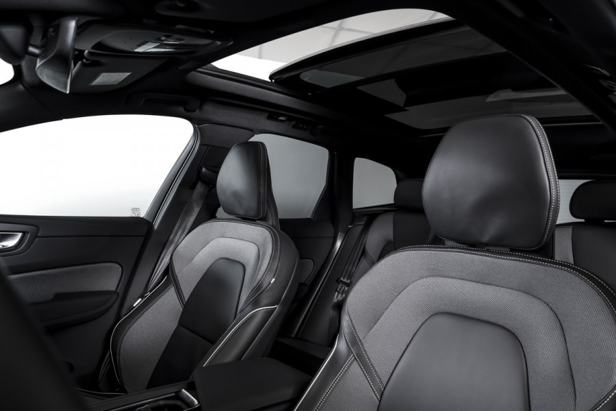 Volvo XC60 2.0 T8 Plug-in hybrid AWD Plus Black Edition - Facelift | S/K Panodak | Dig.Cockpit | Adapt.Cruise | Stoel-+Stuurverw. | 360 Camera | NAV+App.Connect | Auto.Airco | Harmon Kardon | LM 21" | 2496