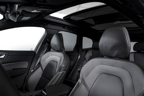 Volvo XC60 2.0 T8 Plug-in hybrid AWD Plus Black Edition - Facelift | S/K Panodak | Dig.Cockpit | Adapt.Cruise | Stoel-+Stuurverw. | 360 Camera | NAV+App.Connect | Auto.Airco | Harmon Kardon | LM 21" | 2496