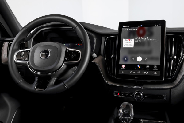 Volvo XC60 2.0 T8 Plug-in hybrid AWD Plus Black Edition - Facelift | S/K Panodak | Dig.Cockpit | Adapt.Cruise | Stoel-+Stuurverw. | 360 Camera | NAV+App.Connect | Auto.Airco | Harmon Kardon | LM 21" | 2496