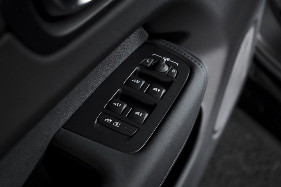 Volvo XC60 2.0 T8 Plug-in hybrid AWD Plus Black Edition - Facelift | S/K Panodak | Dig.Cockpit | Adapt.Cruise | Stoel-+Stuurverw. | 360 Camera | NAV+App.Connect | Auto.Airco | Harmon Kardon | LM 21" | 2496