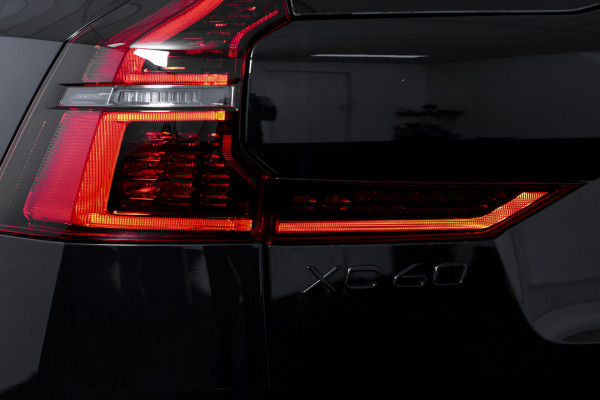 Volvo XC60 2.0 T8 Plug-in hybrid AWD Plus Black Edition - Facelift | S/K Panodak | Dig.Cockpit | Adapt.Cruise | Stoel-+Stuurverw. | 360 Camera | NAV+App.Connect | Auto.Airco | Harmon Kardon | LM 21" | 2496
