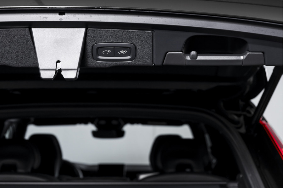Volvo XC60 2.0 T8 Plug-in hybrid AWD Plus Black Edition - Facelift | S/K Panodak | Dig.Cockpit | Adapt.Cruise | Stoel-+Stuurverw. | 360 Camera | NAV+App.Connect | Auto.Airco | Harmon Kardon | LM 21" | 2496