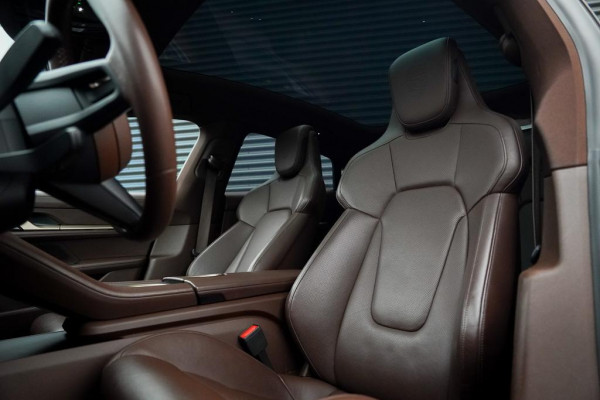 Porsche Taycan 79 kWh / Krijt / Pano / Stoelverwarming + Koeling / Warmtepomp / Luchtvering