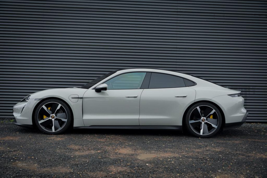 Porsche Taycan 79 kWh / Krijt / Pano / Stoelverwarming + Koeling / Warmtepomp / Luchtvering