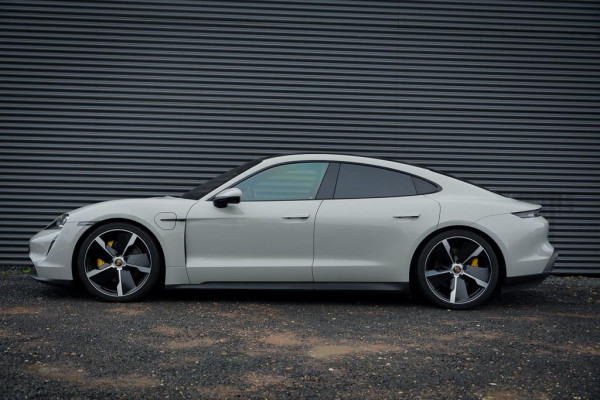 Porsche Taycan 79 kWh / Krijt / Pano / Stoelverwarming + Koeling / Warmtepomp / Luchtvering