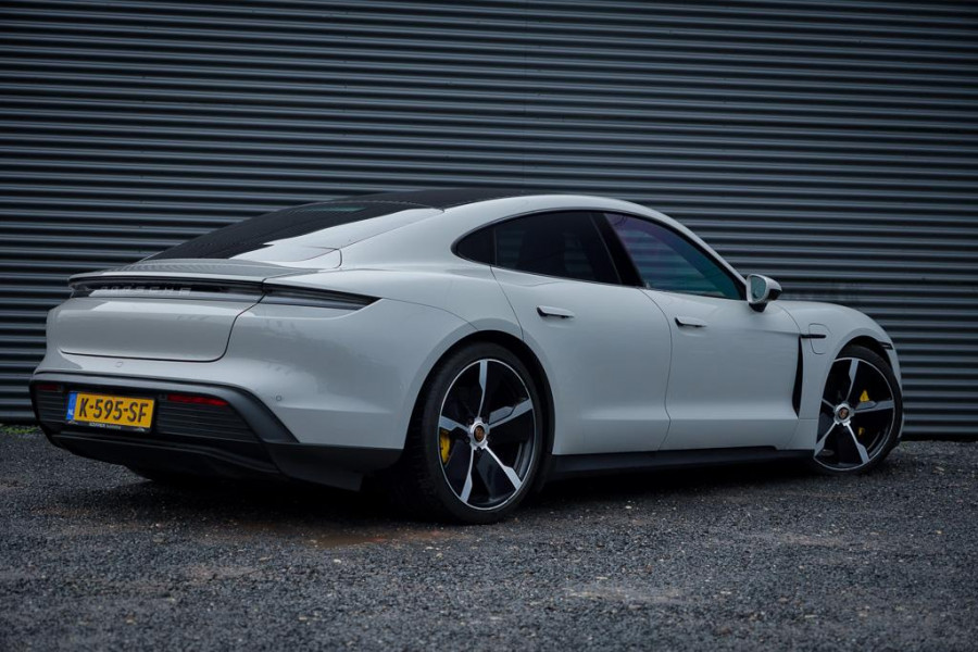 Porsche Taycan 79 kWh / Krijt / Pano / Stoelverwarming + Koeling / Warmtepomp / Luchtvering