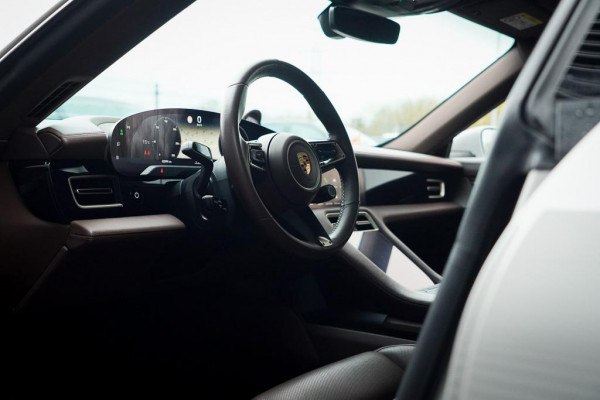 Porsche Taycan 79 kWh / Krijt / Pano / Stoelverwarming + Koeling / Warmtepomp / Luchtvering