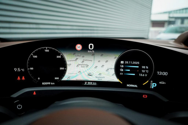 Porsche Taycan 79 kWh / Krijt / Pano / Stoelverwarming + Koeling / Warmtepomp / Luchtvering