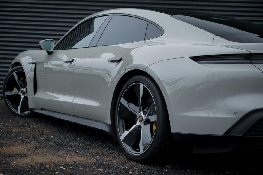 Porsche Taycan 79 kWh / Krijt / Pano / Stoelverwarming + Koeling / Warmtepomp / Luchtvering