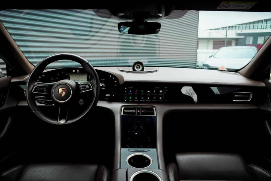 Porsche Taycan 79 kWh / Krijt / Pano / Stoelverwarming + Koeling / Warmtepomp / Luchtvering