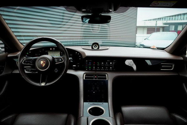 Porsche Taycan 79 kWh / Krijt / Pano / Stoelverwarming + Koeling / Warmtepomp / Luchtvering