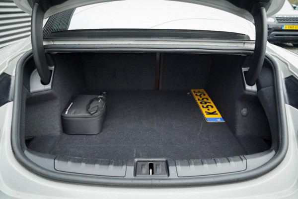 Porsche Taycan 79 kWh / Krijt / Pano / Stoelverwarming + Koeling / Warmtepomp / Luchtvering