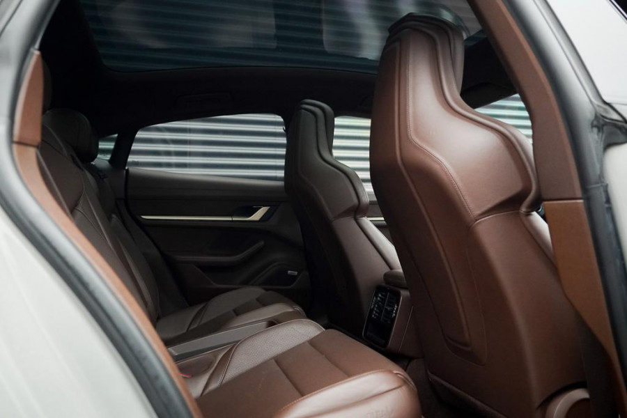 Porsche Taycan 79 kWh / Krijt / Pano / Stoelverwarming + Koeling / Warmtepomp / Luchtvering