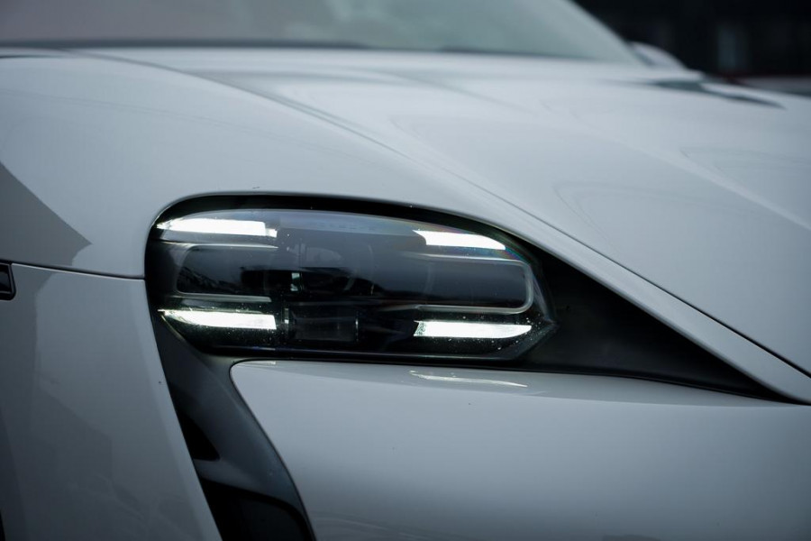 Porsche Taycan 79 kWh / Krijt / Pano / Stoelverwarming + Koeling / Warmtepomp / Luchtvering