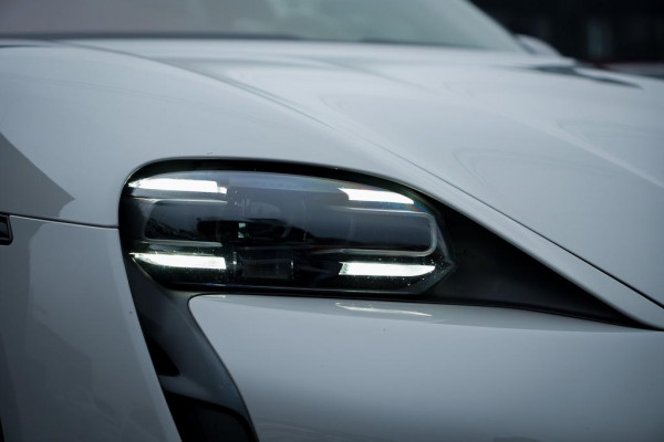 Porsche Taycan 79 kWh / Krijt / Pano / Stoelverwarming + Koeling / Warmtepomp / Luchtvering