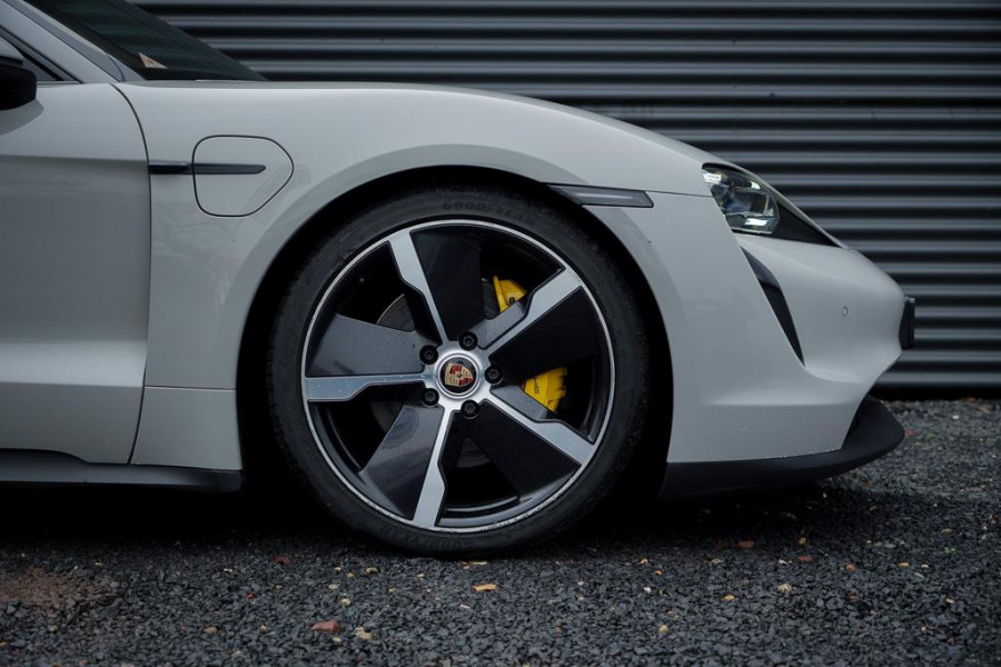 Porsche Taycan 79 kWh / Krijt / Pano / Stoelverwarming + Koeling / Warmtepomp / Luchtvering