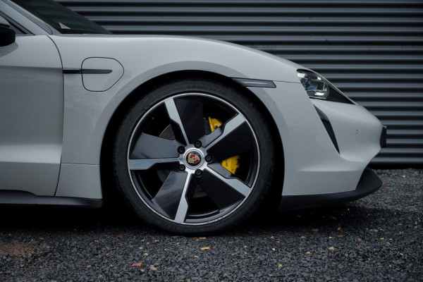 Porsche Taycan 79 kWh / Krijt / Pano / Stoelverwarming + Koeling / Warmtepomp / Luchtvering