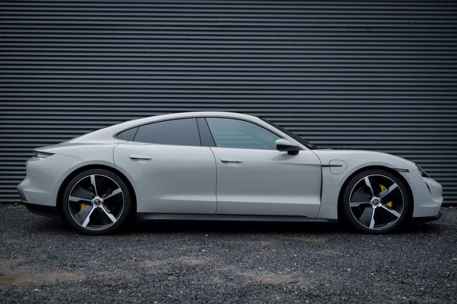 Porsche Taycan 79 kWh / Krijt / Pano / Stoelverwarming + Koeling / Warmtepomp / Luchtvering