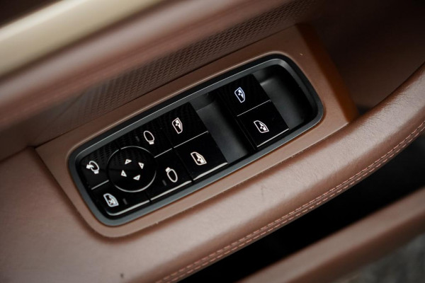 Porsche Taycan 79 kWh / Krijt / Pano / Stoelverwarming + Koeling / Warmtepomp / Luchtvering