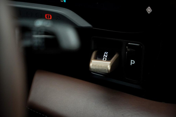 Porsche Taycan 79 kWh / Krijt / Pano / Stoelverwarming + Koeling / Warmtepomp / Luchtvering