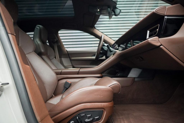 Porsche Taycan 79 kWh / Krijt / Pano / Stoelverwarming + Koeling / Warmtepomp / Luchtvering