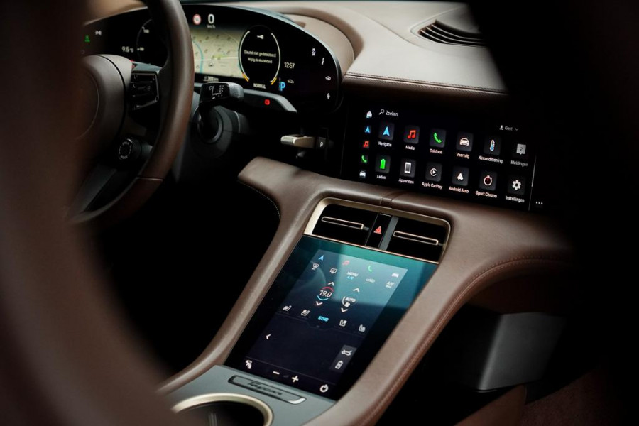 Porsche Taycan 79 kWh / Krijt / Pano / Stoelverwarming + Koeling / Warmtepomp / Luchtvering