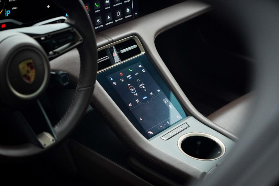 Porsche Taycan 79 kWh / Krijt / Pano / Stoelverwarming + Koeling / Warmtepomp / Luchtvering