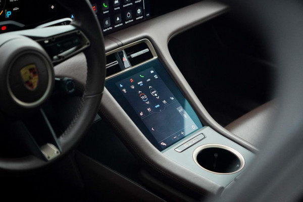 Porsche Taycan 79 kWh / Krijt / Pano / Stoelverwarming + Koeling / Warmtepomp / Luchtvering