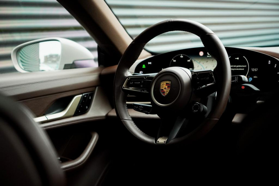 Porsche Taycan 79 kWh / Krijt / Pano / Stoelverwarming + Koeling / Warmtepomp / Luchtvering