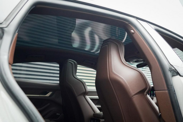 Porsche Taycan 79 kWh / Krijt / Pano / Stoelverwarming + Koeling / Warmtepomp / Luchtvering