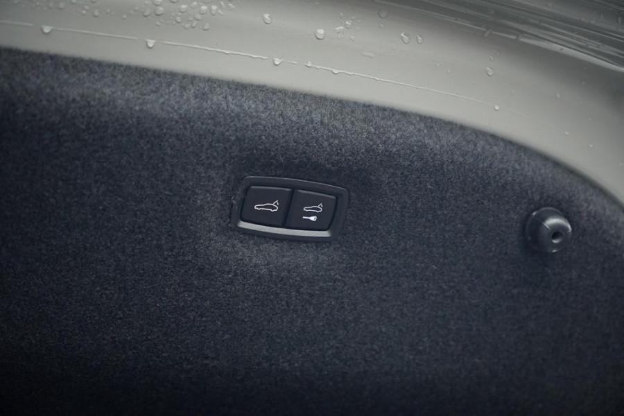 Porsche Taycan 79 kWh / Krijt / Pano / Stoelverwarming + Koeling / Warmtepomp / Luchtvering